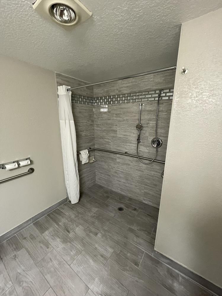 Days Inn by Wyndham Alpena photo 20