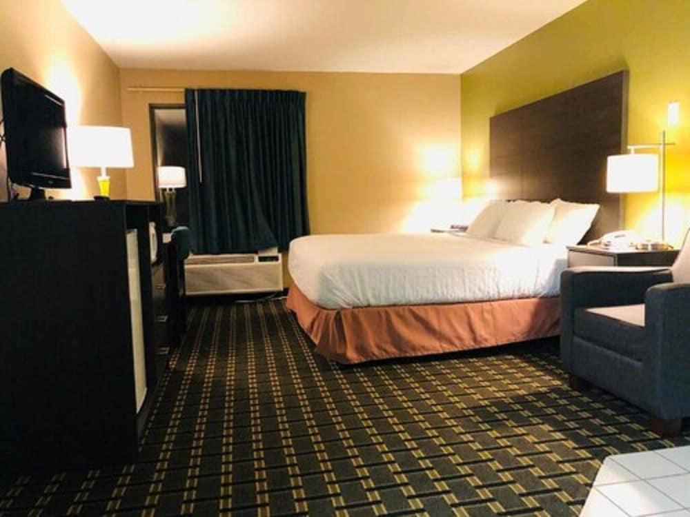 AmericInn by Wyndham Columbus Wisconsin photo 12