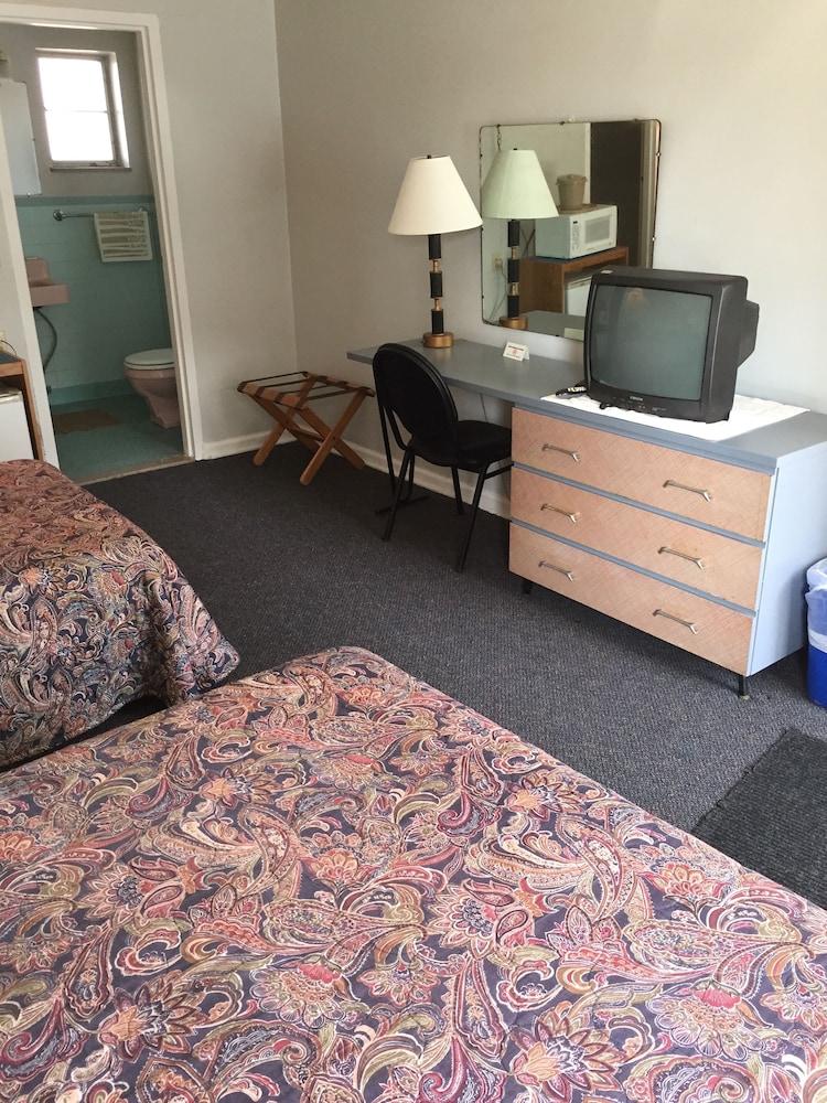 Colonial Hotel-Motel photo 8