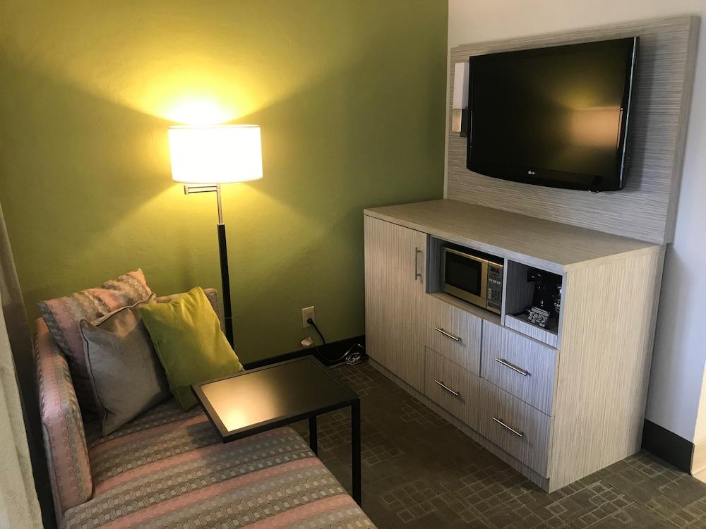 SureStay InnSuites Phoenix Hotel & Suites by Best Western photo 13