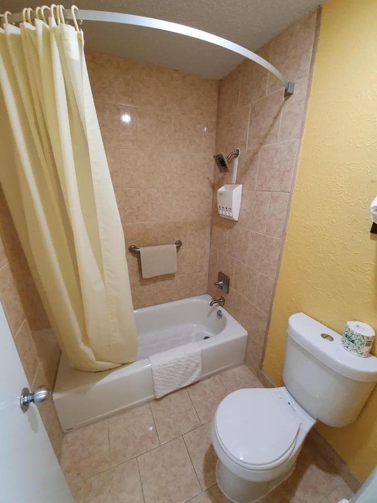 Chaparral Motel photo 39