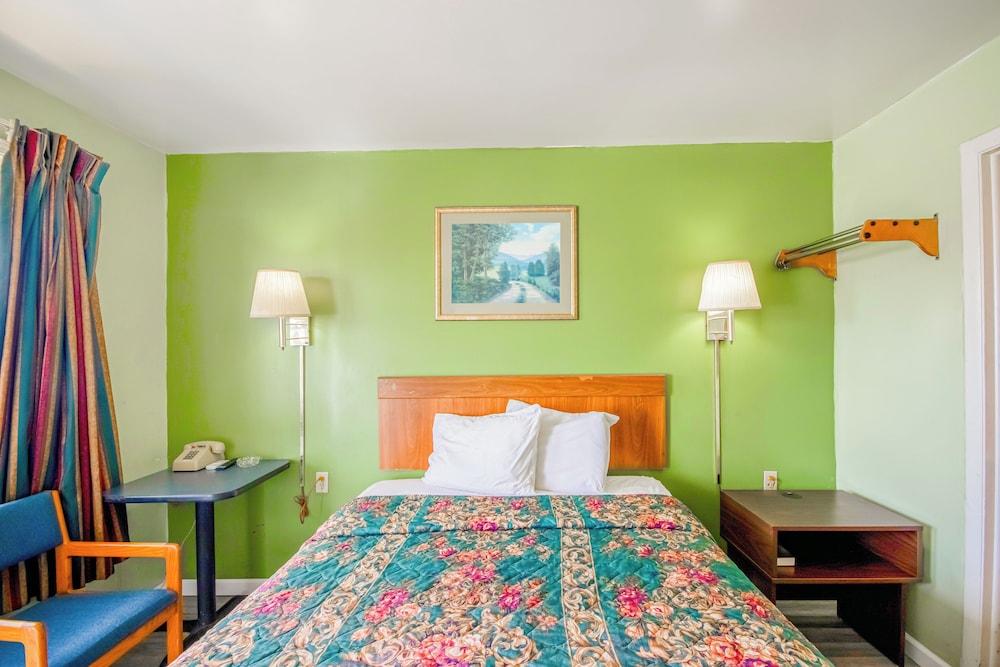 OYO Travelier Motel photo 90