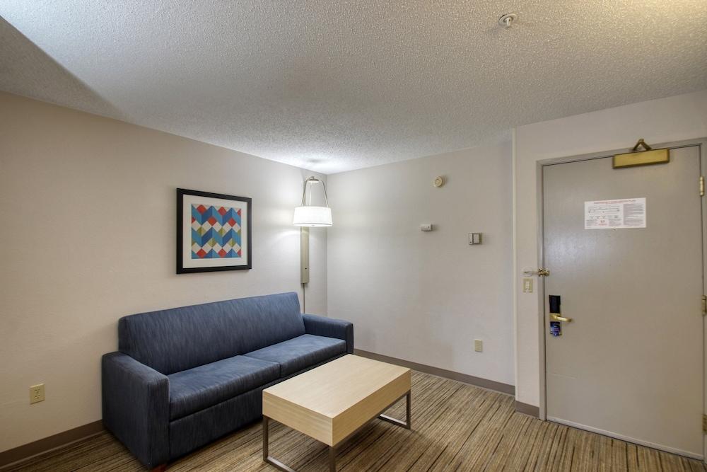 Holiday Inn Express Hotel & Suites Oshkosh by IHG photo 75
