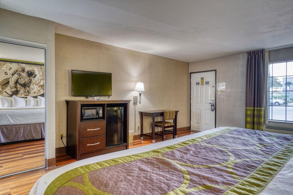 Super 8 by Wyndham Houston/NASA photo 6