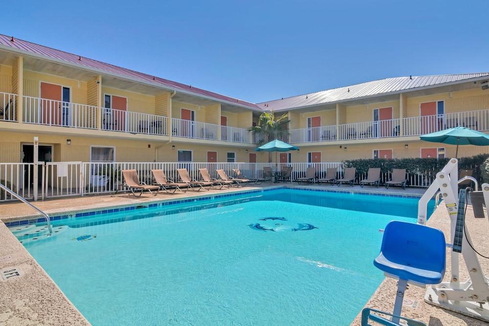 Dunes Inn & Suites photo 9