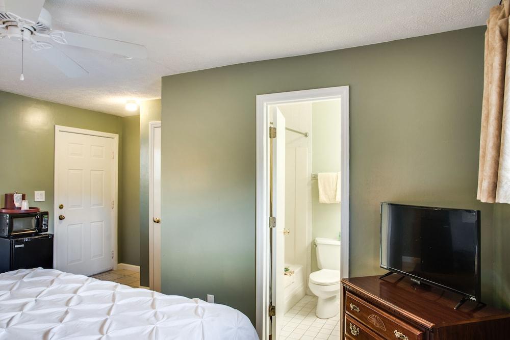 Boxwood Lodge photo 29