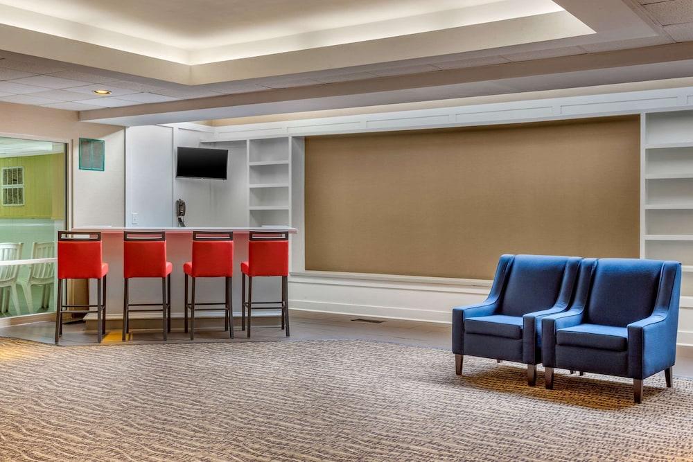Comfort Suites Oakbrook Terrace near Oakbrook Center photo 34