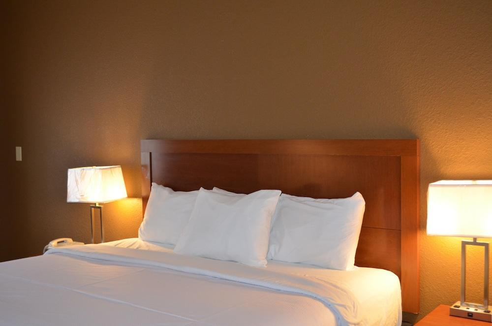 Brookshire Inn & Suites photo 15