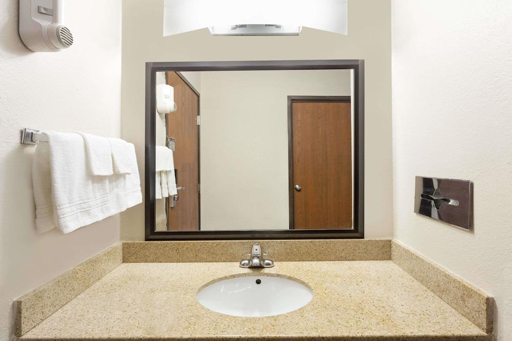 Baymont by Wyndham Beloit photo 21