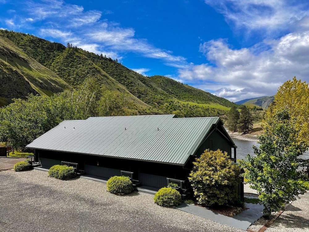 Steelhead Lodge photo 1