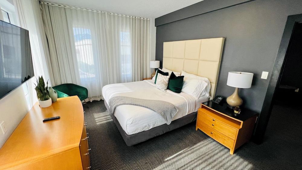 Streamline Hotel photo 40