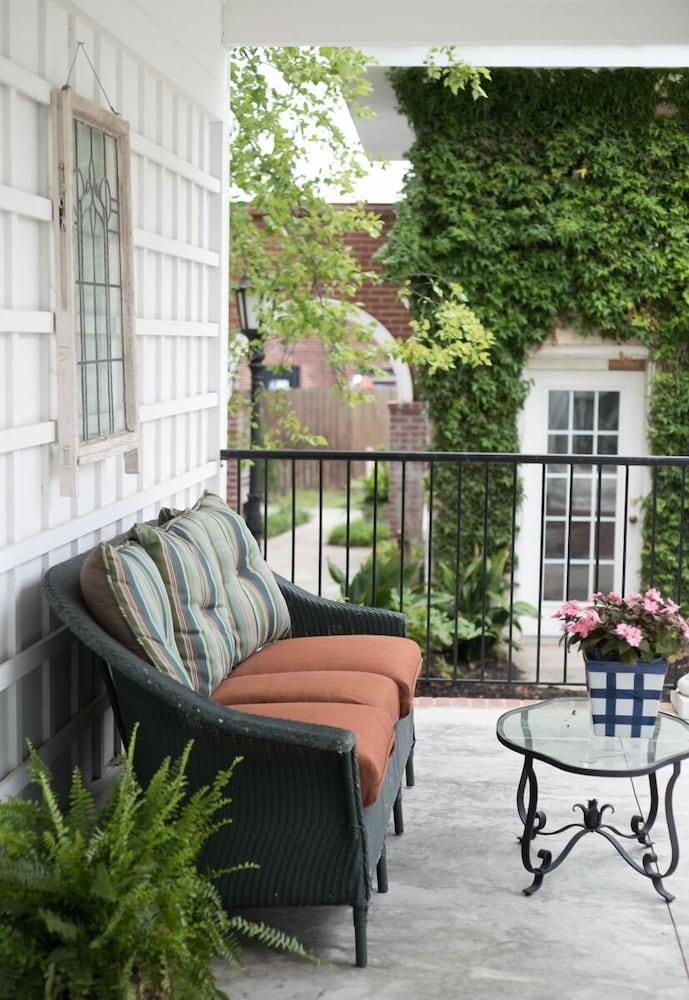 Carriage House Inn photo 41