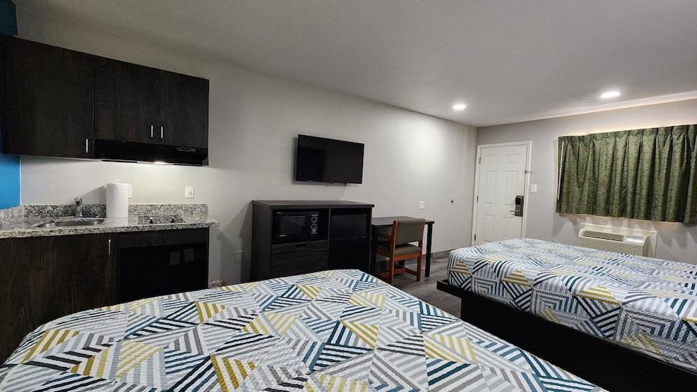 Scottish Inn & Suites photo 2
