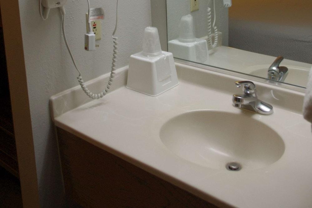 Econo Lodge El Paso, IL photo 24
