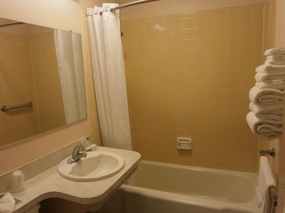 Richmond Inn & Suites photo 17