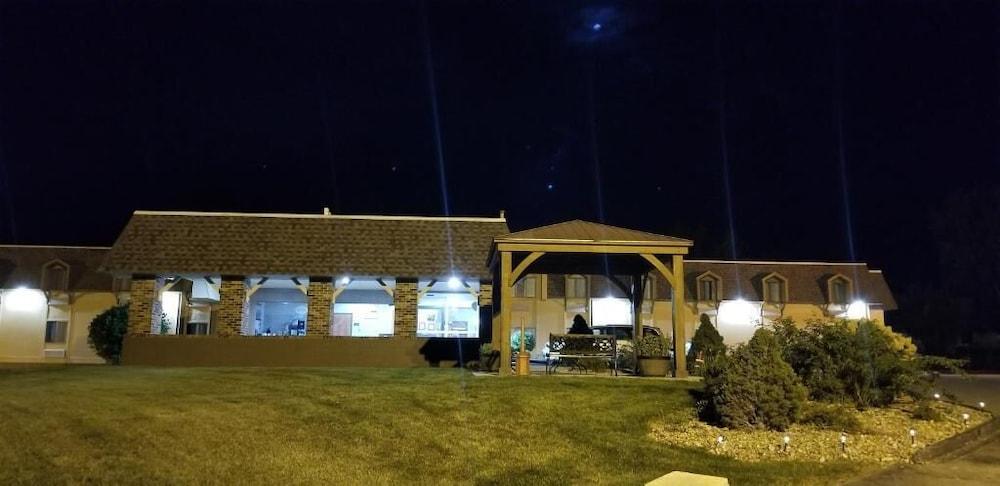 Hometown Inn & Suites photo 28