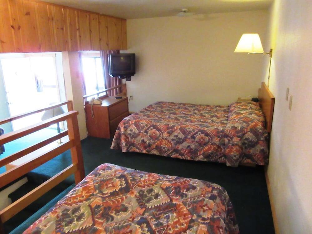 Traveler's Lodge photo 26