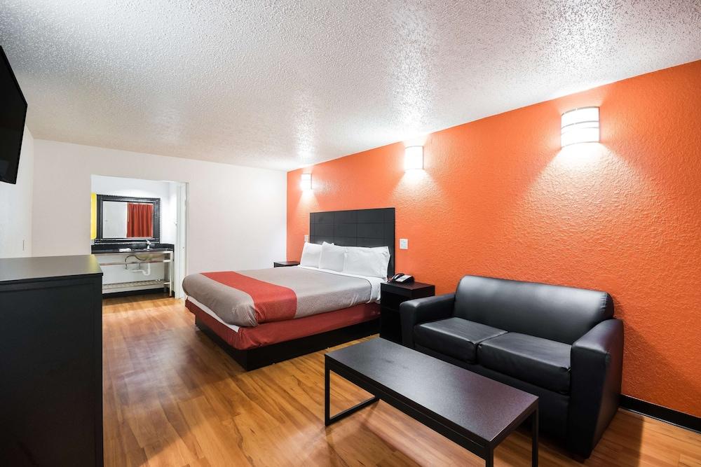 Motel 6 Houston, TX - Brookhollow photo 10