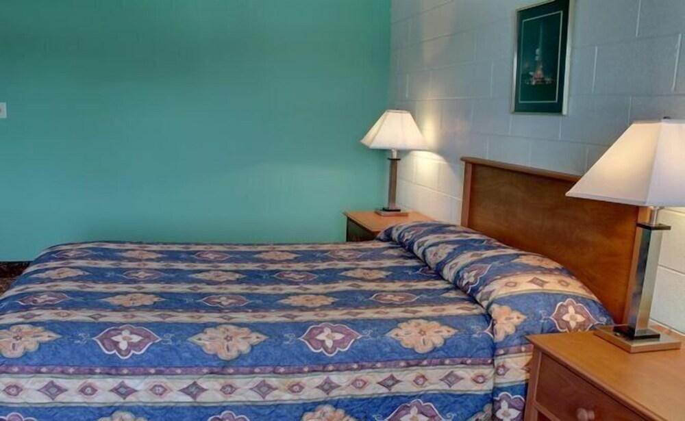 Country Host Motel photo 6