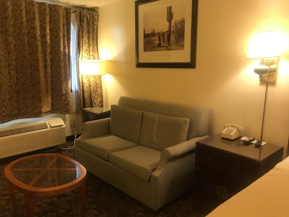 Travelers Inn & Suites photo 41