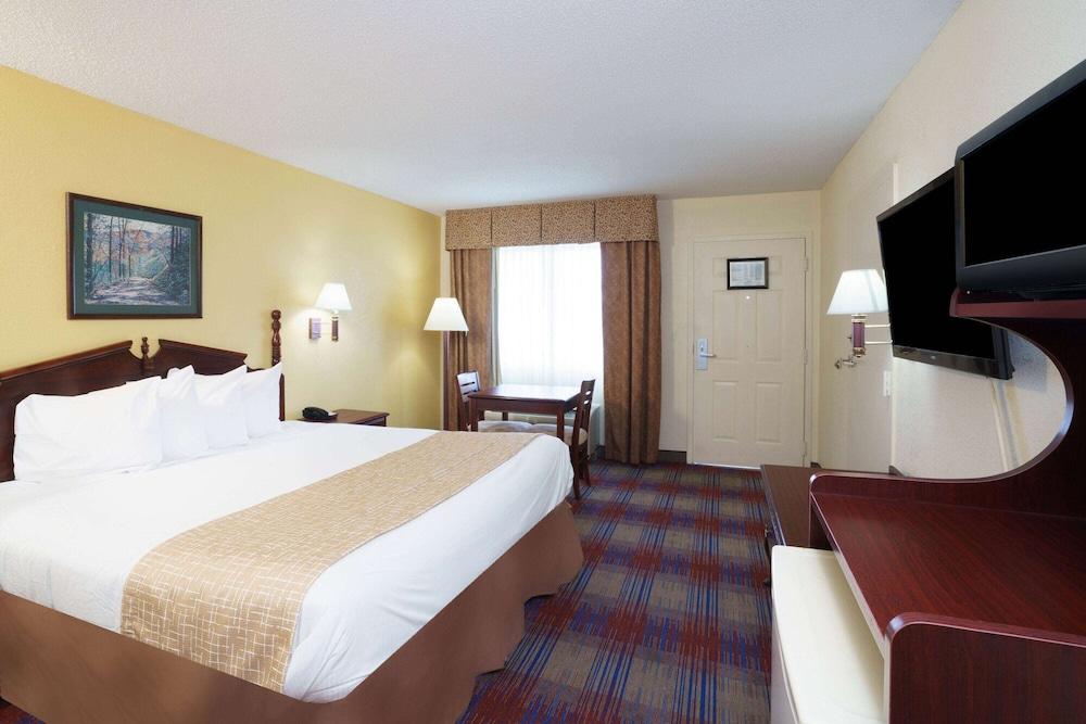 Travelodge by Wyndham Montgomery East photo 17