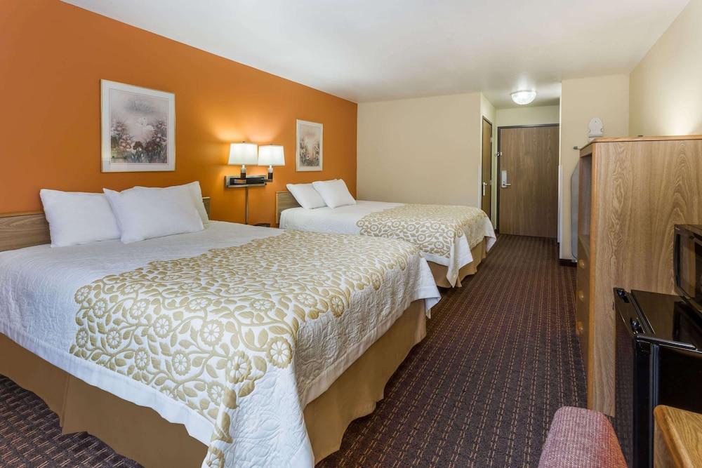 Days Inn by Wyndham Stoughton WI. photo 5