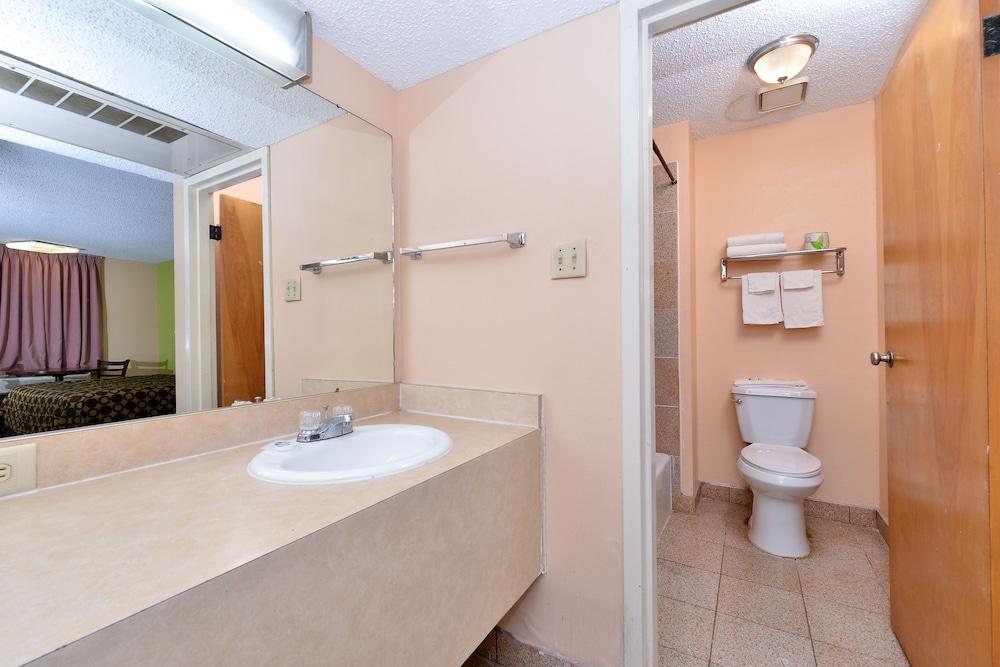 Frontier Motel photo 3