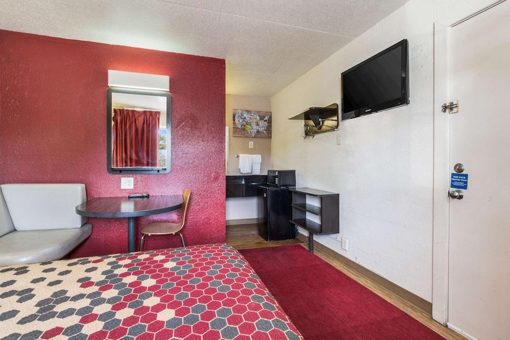Econo Lodge Inn & Suites photo 23