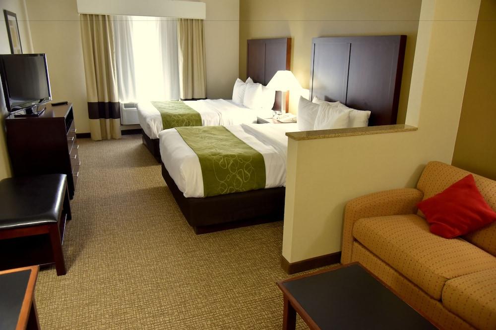 Comfort Suites Linn County photo 37