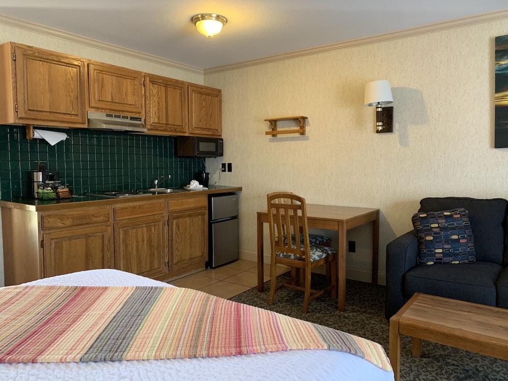Coachman Inn & Suites photo 40