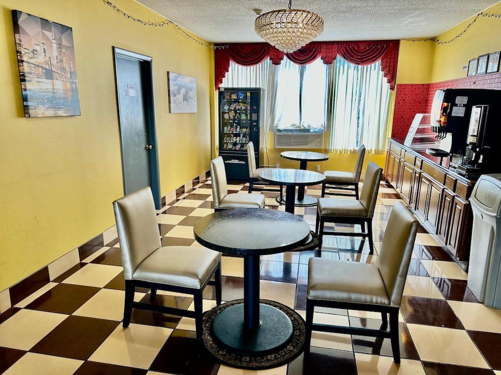 Townhouse Inn & Suites photo 24