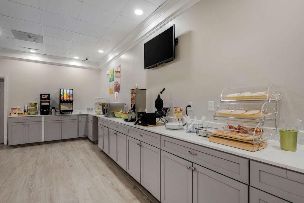 Quality Inn & Suites New Hartford - Utica photo 37