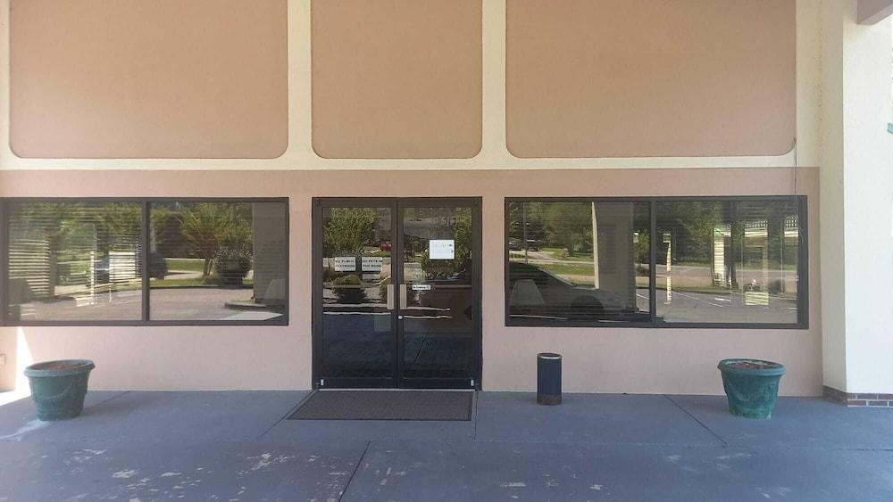 Traveler Inn and Suites photo 10