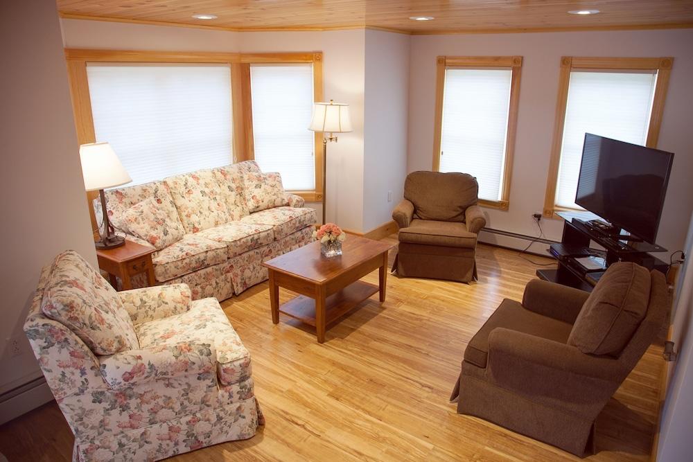 Blue Hill Lodge photo 9