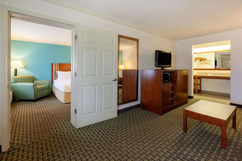 Days Inn by Wyndham Austintown photo 45