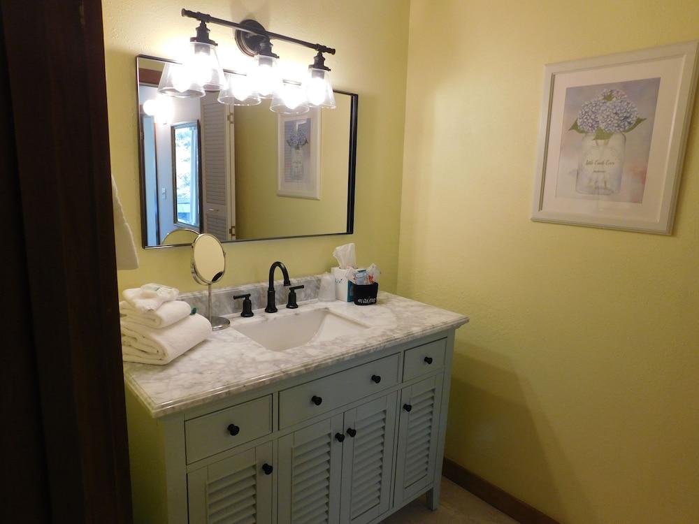 Little Creek Cove Beachfront Resort photo 71