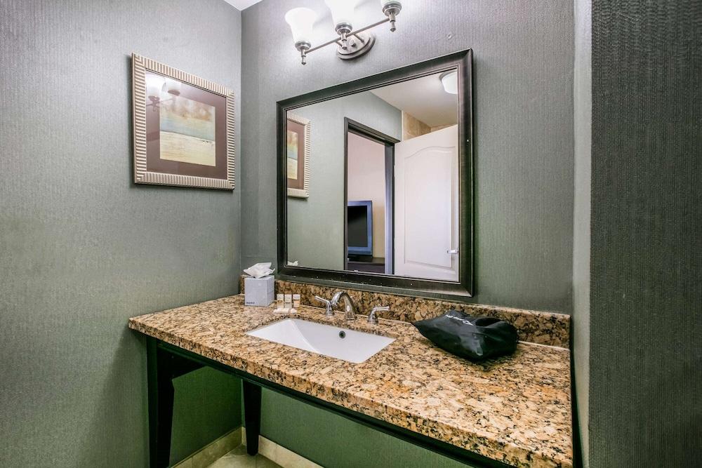 La Quinta Inn & Suites by Wyndham DFW Airport West - Euless photo 27
