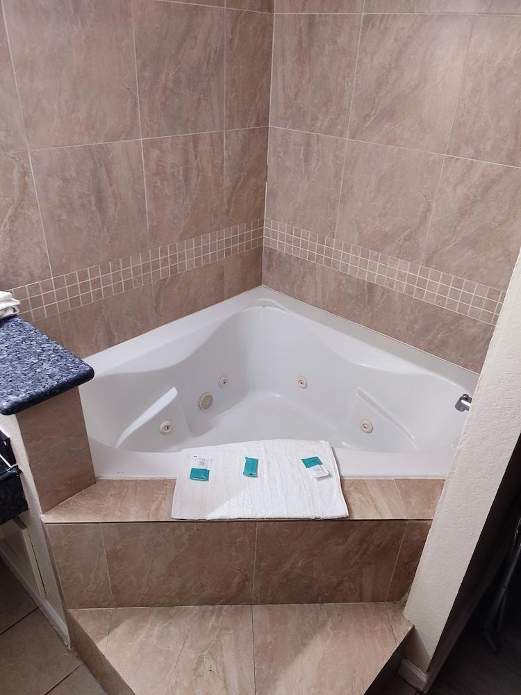 Clover Inn & Suites photo 22