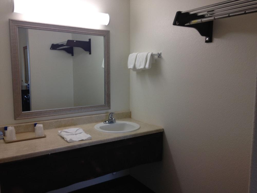 America Inn & Suites photo 19