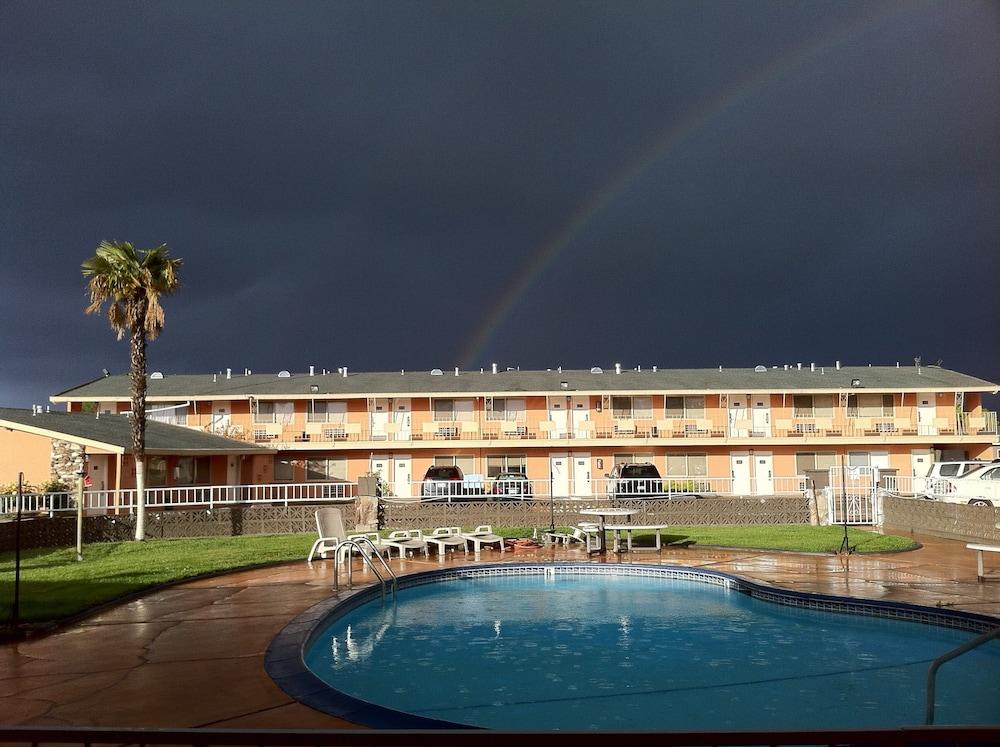 The River Inn and Suites photo 2