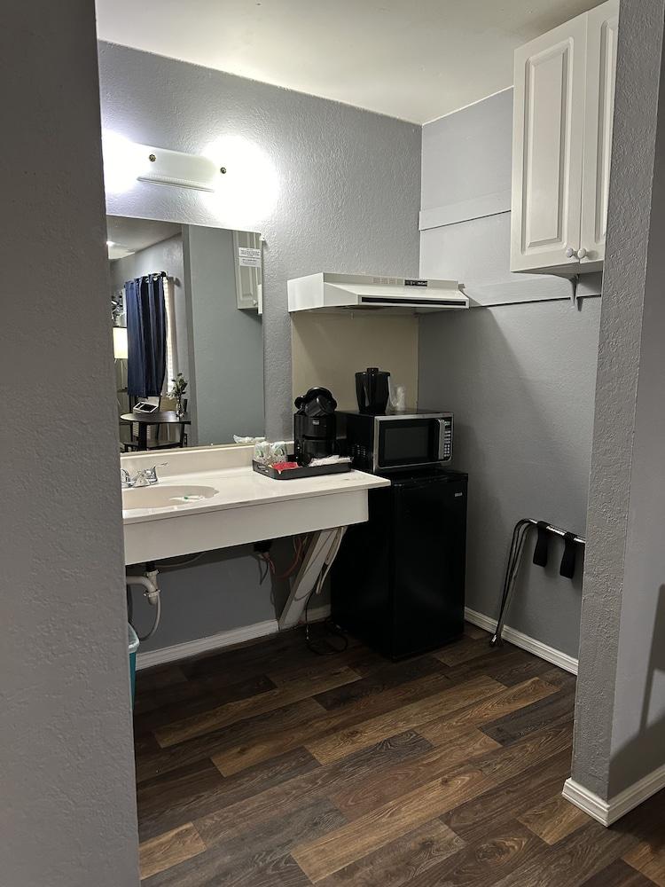 Travelers Inn Motel photo 43