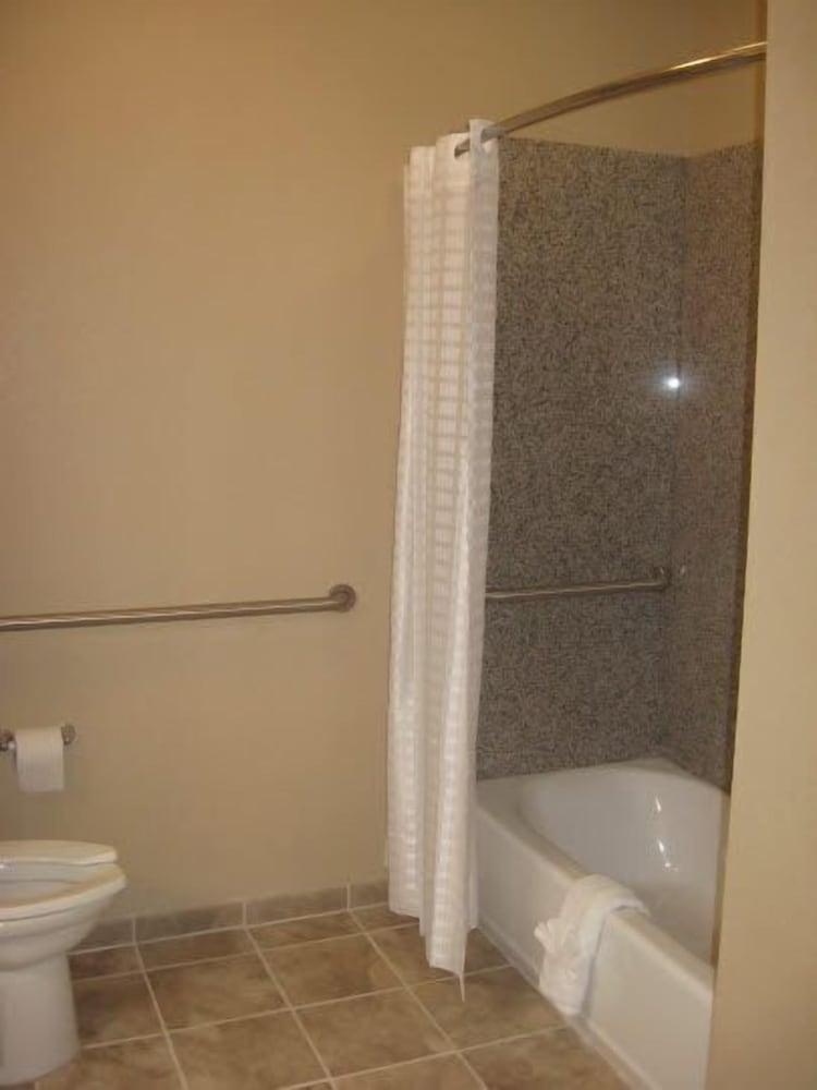 Ambassador Inn & Suites photo 10