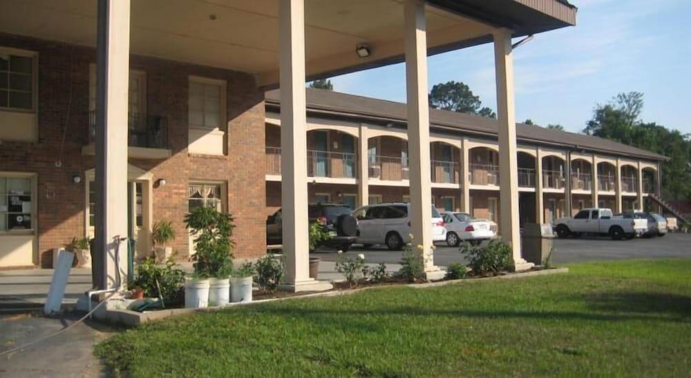 Scottish Inn & Suites photo 46
