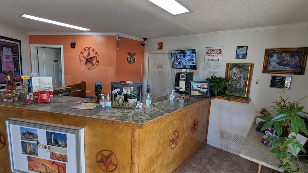 Hillcrest Inn & Suites photo 6