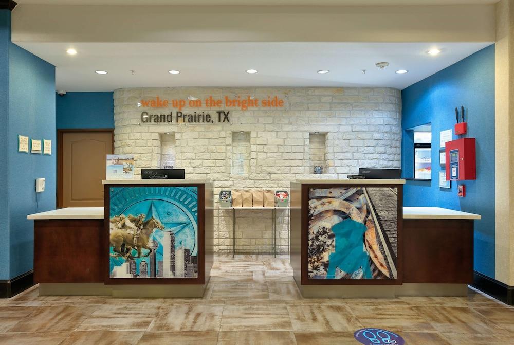 La Quinta Inn & Suites by Wyndham Dallas Grand Prairie South photo 1