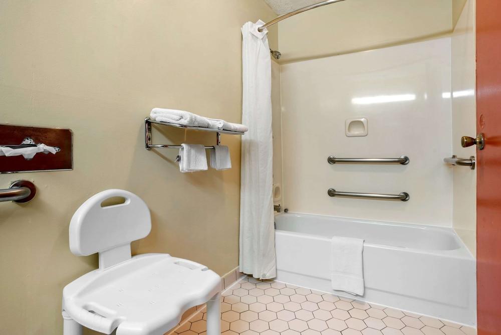 Econo Lodge Inn & Suites Forest photo 18