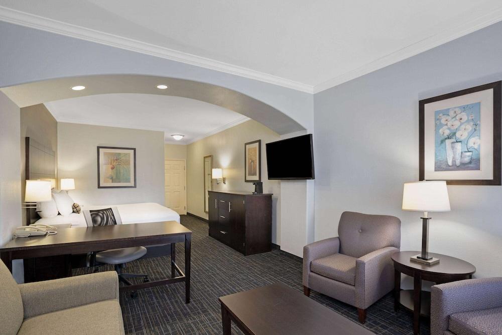 Sonesta Essential Houston Westchase photo 12