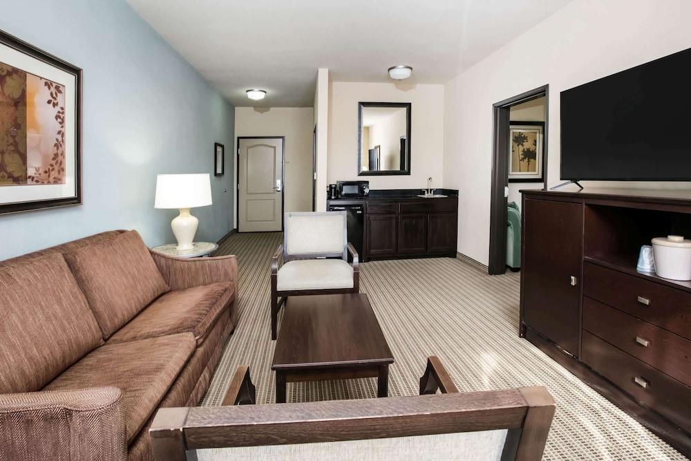 La Quinta Inn & Suites by Wyndham DFW Airport West - Euless photo 14