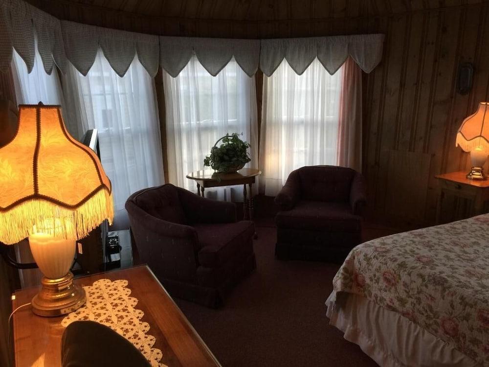 Holiday House Inn photo 31