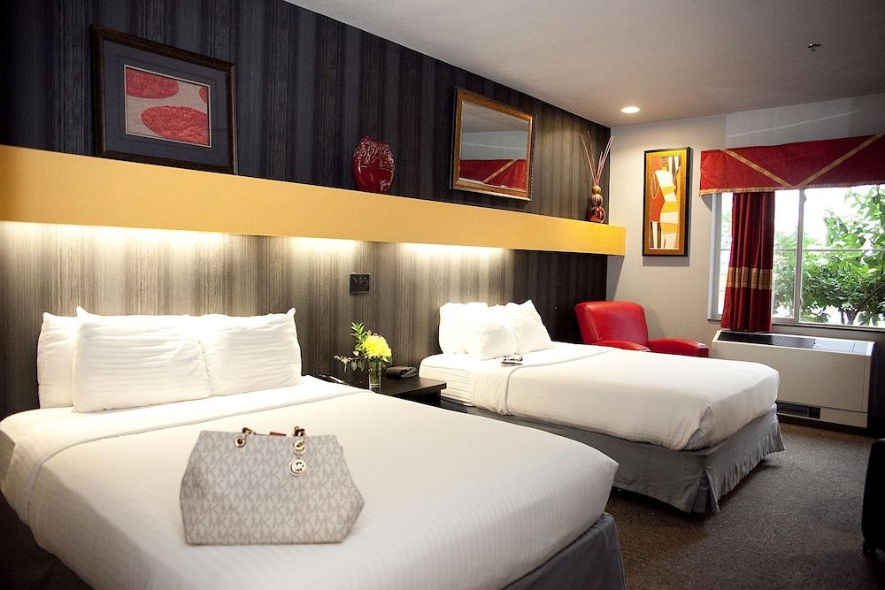 Metropolis Resort photo 3